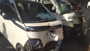 Tabrakan di Pasar Minggu: Mobil Listrik dan Kendaraan Layanan Gizi Ringsek, Lalu Lintas Macet