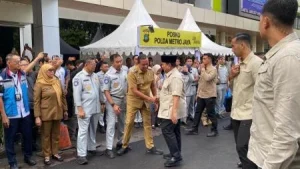 Gunakan ‘Maung’ Putih, Prabowo Jenguk Korban Tabrakan Kereta Bekasi di RSUD