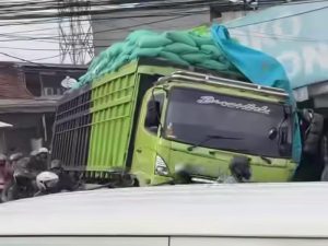 Diduga Nyabu di Tol, Sopir Truk Beras Berakhir Terperosok di Parit Depan Gedung Juang Bekasi