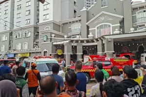 Apartemen Mediterania Tanjung Duren Terbakar, Petugas Damkar Masih Evakuasi Penghuni