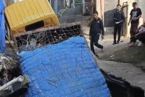 Terekam CCTV, Truk Sampah Bermuatan 2,4 Ton Terperosok Akibat Jalan Ambles di Bandung Barat