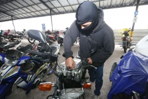 Drama Penembakan di Kebon Jeruk: Komplotan Curanmor Bersenpi Gasak Motor Warga yang Sedang Makan Bakso