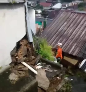 Hujan Deras dan Pipa Bocor Picu Longsor di Tanahsareal Bogor, Satu Rumah Ambrol
