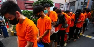 Sarang Judi Online di Hayam Wuruk Digerebek: 321 Pelaku Diamankan, Satu WNI Jebolan Kamboja Turut Terjaring